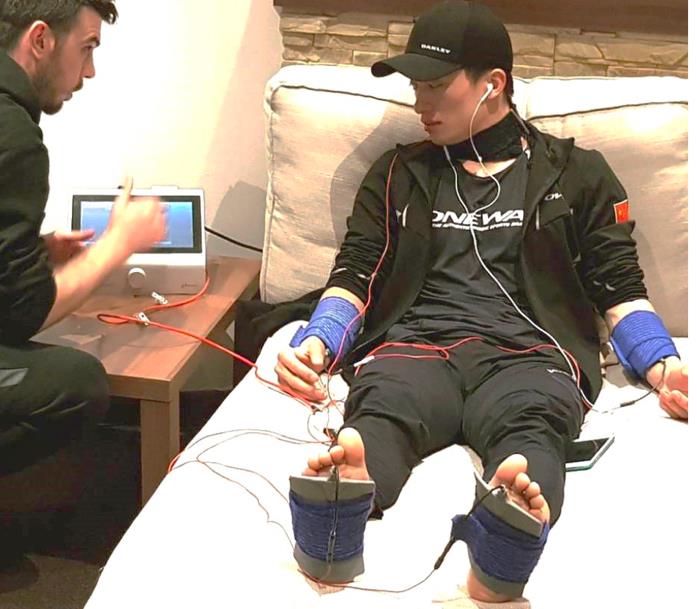 Manufacturer treatment illustration: HiToP whole-body treatment using wrist and foot electrodes.