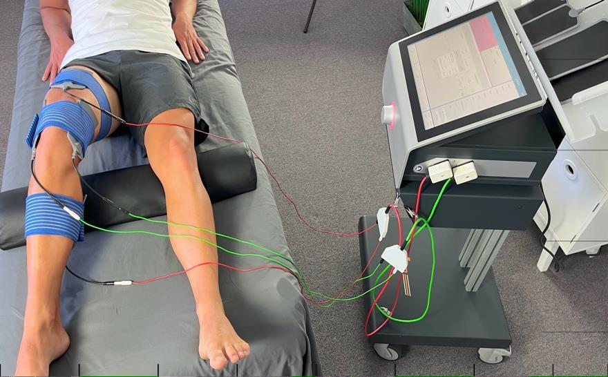 Manufacturer treatment illustration: HiToP treatment with electrodes positioned around the knee.